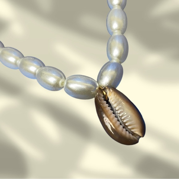 Layer Shell & Peral Necklace - Picture 3 of 4